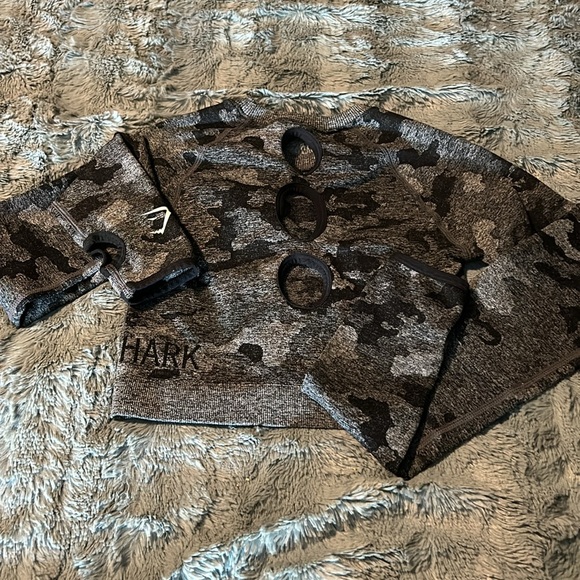 Gym shark long sleeve crop. - Picture 3 of 4